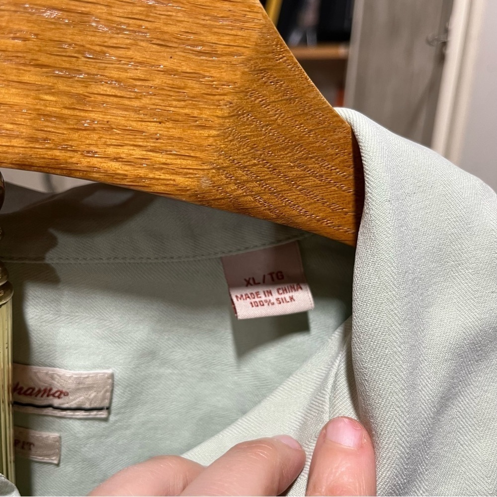 TOMMY BAHAMA ~ Men’s 100% Silk Pale Green Button Down Shirt Original Fit - Picture 5 of 8